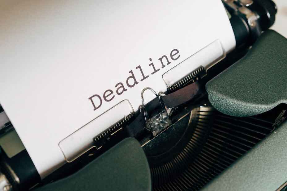 Word "deadline" written on a typewriter